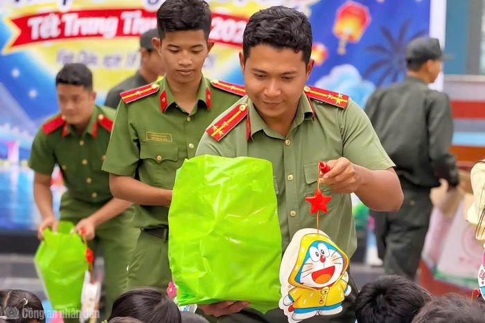 Những phần quà được trao tặng tận tay các em học sinh Trường Tiểu học Vĩnh Châu - Phân hiệu Vĩnh Châu 4 (TP Cần Thơ).