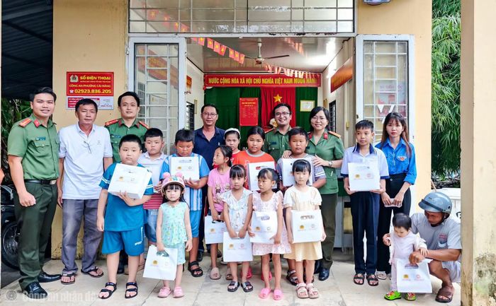 Công an các đơn vị thuộc Công an TP Cần Thơ tổ chức tặng quà Trung thu cho thiếu nhi, học sinh khó khăn trên địa bàn.