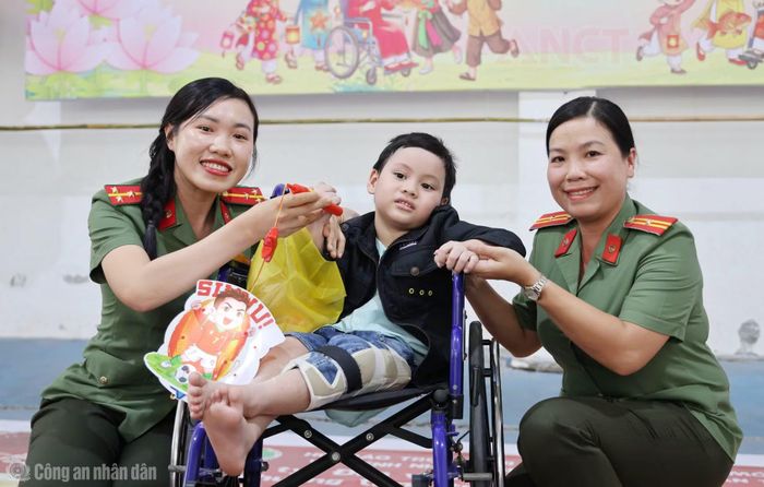 CBCS Công an TP Cần Thơ tặng quà trẻ em mồ côi, trẻ em khuyết tật, trẻ em là con người khuyết tật trên địa bàn thành phố.