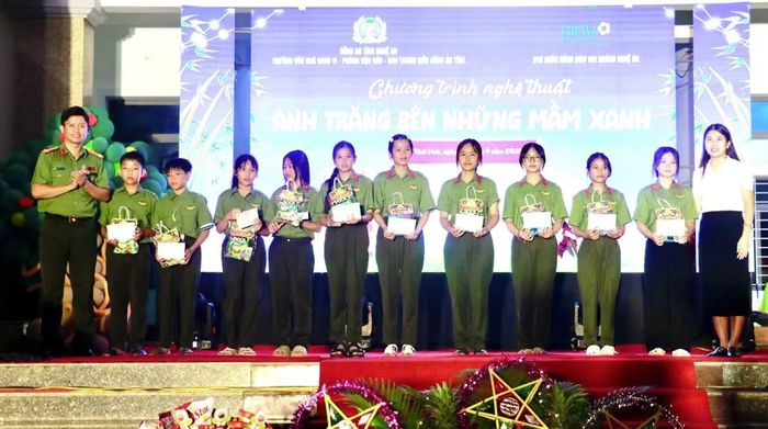Khen thưởng học sinh đạt thành tích cao trong các môn học qua đợt khảo sát chất lượng đầu năm học.