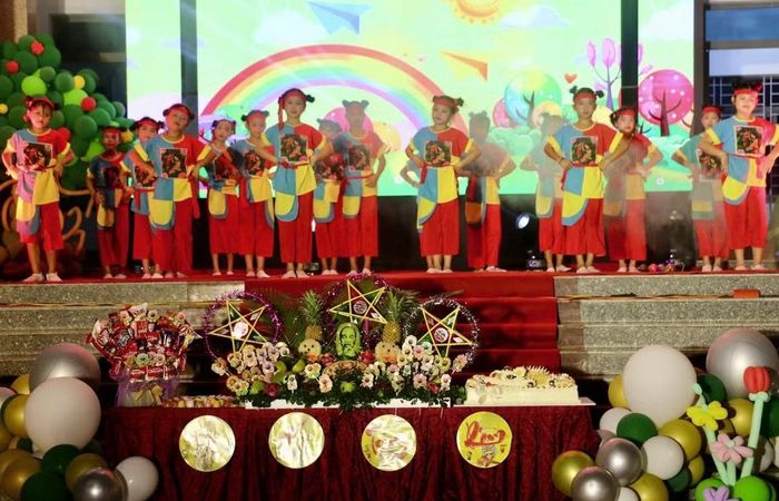 Các tiết mục văn nghệ sôi động, mang đến không khí vui tươi, rộn ràng cho đêm Trung thu.