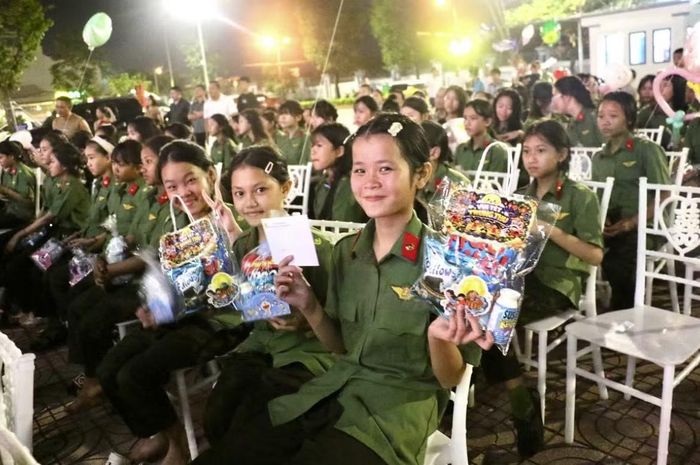 Những món quà yêu thương, những trò chơi rộn ràng làm nên một đêm Trung thu đáng nhớ.
