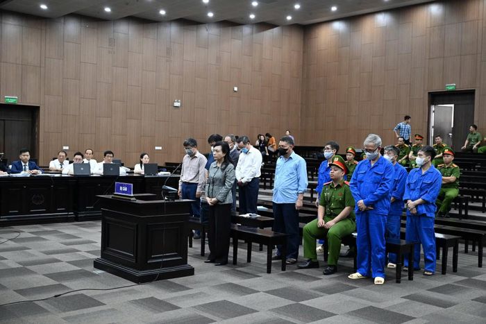 Bị cáo Nguyễn Thị Kim Tiến và đồng phạm tại phiên tòa sơ thẩm.