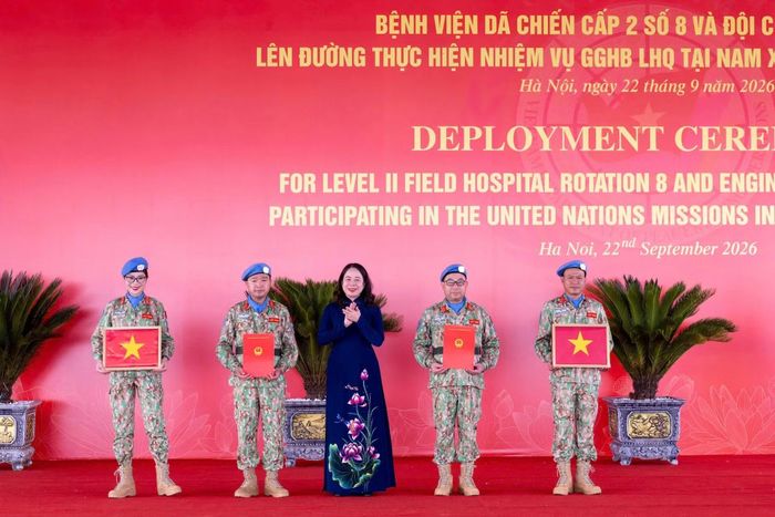 Phó Chủ tịch nước Võ Thị Ánh Xuân đã trao quyết định của Chủ tịch nước, trao Quốc kỳ cho hai đơn vị và tặng quà động viên lực lượng lên đường thực hiện nhiệm vụ.