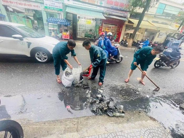 Cống rãnh được kiểm tra, làm sạch nhằm bảo đảm khả năng tiêu thoát nước trước mùa mưa bão. Các điểm có nguy cơ tắc nghẽn được phường Hải Châu rà soát, xử lý kịp thời trước những đợt mưa lớn.