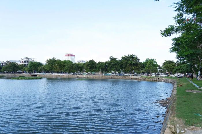 Đà Nẵng đang rà soát năng lực tiêu thoát nước của toàn bộ hệ thống, từ cửa thu, tuyến cống, hồ điều tiết đến trạm bơm, đồng thời xây dựng các kịch bản ứng phó với mưa cực đoan, xác định rõ trách nhiệm tại từng khu vực có nguy cơ ngập.