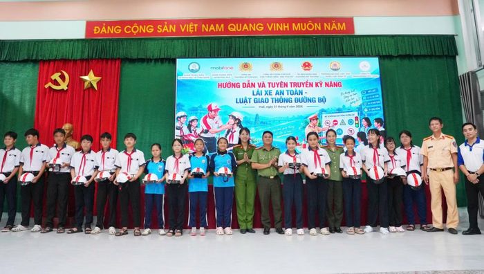  Tuyên truyền Luật Trật tự, ATGT đường bộ và tặng quà cho học sinh Trường THCS Mỹ Thượng. 