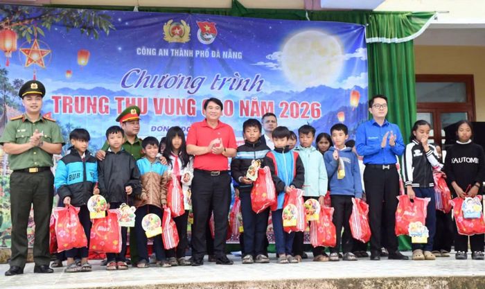 Đoàn công tác trao quà tặng học sinh có hoàn cảnh khó khăn.