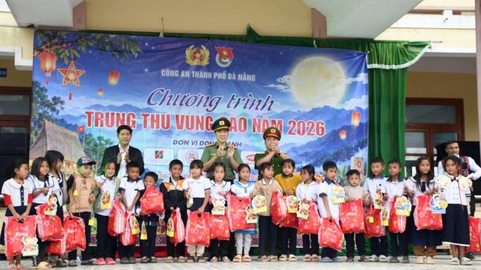 Nhiều phần quà Trung thu ấm áp được trao tặng các em học sinh Trường Phổ thông nội trú Tiểu học và THCS Hùng Sơn.