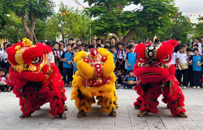  Múa lân vui Tết Trung thu do các đơn vị Công an TP Huế phối hợp tổ chức cho học sinh trên địa bàn. 