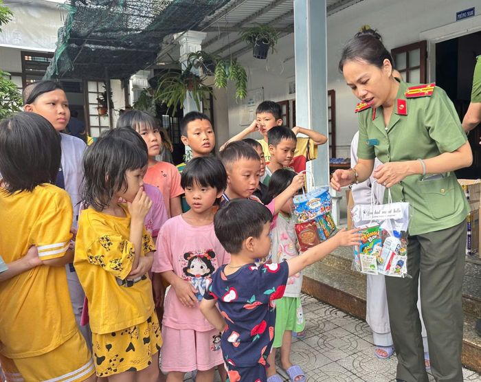  Các em thiếu nhi ở cơ sở nuôi dạy trẻ mồ côi Ưu Đàm vui mừng đón nhận quà Trung thu. 