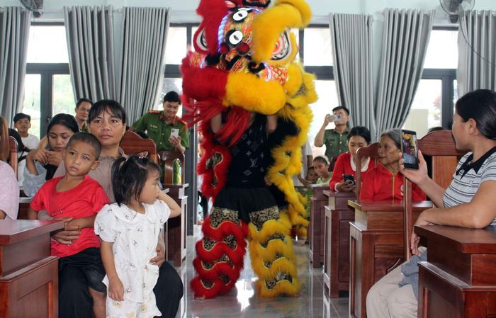 Múa lân mừng Trung thu tại xã Phước Hiệp.