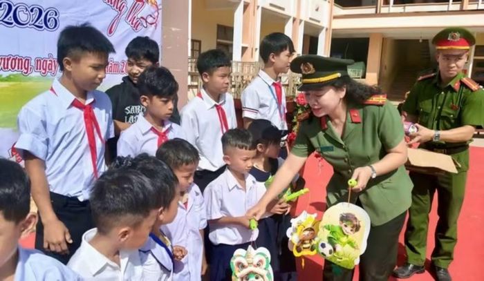 Các đơn vị tặng quà Trung thu cho học sinh Trường Phổ thông nội trú Tiểu học và THCS Avương.
