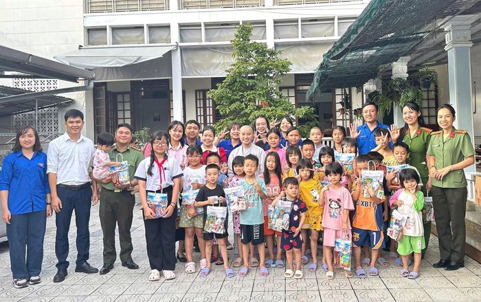  Những phần quà tuy bé nhỏ nhưng là nguồn động viên giúp trẻ mồ côi vươn lên trong học tập. 
