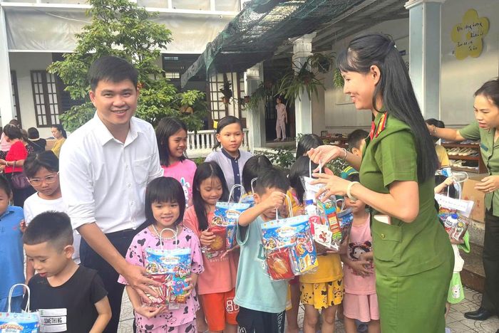  Công an phường Mỹ Thượng tặng quà Trung thu cho trẻ mồ côi tại cơ sở nuôi dạy trẻ mồ côi Ưu Đàm. 