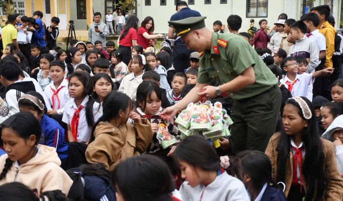 Cán bộ Ban Thanh niên Công an TP Đà Nẵng trao đèn lồng tặng các em học sinh.