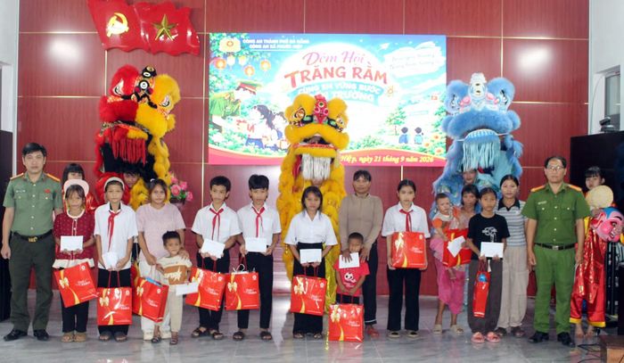 Công an xã Phước Hiệp trao quà tặng các em học sinh có hoàn cảnh khó khăn.