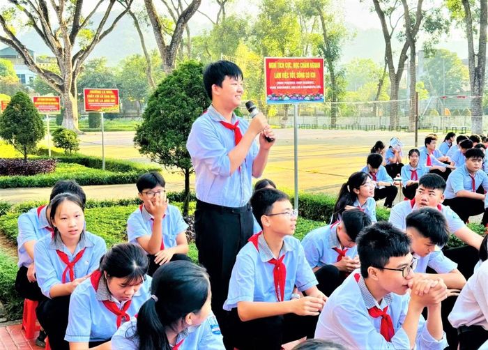 Cùng với kiến thức pháp luật, Công an xã Vân Du dành thời gian trao đổi, định hướng học sinh chủ động phòng ngừa bạo lực học đường, xây dựng tình bạn lành mạnh, biết kiềm chế cảm xúc và giải quyết mâu thuẫn bằng phương pháp phù hợp.