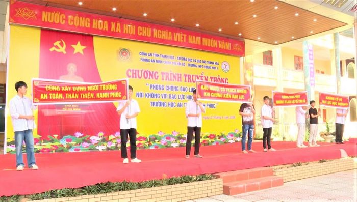 Nội dung tuyên truyền pháp luật được sân khấu hoá, thông qua các tiểu phẩm là cách tiếp cận thực tế giúp học sinh dễ hiểu, dễ nhớ.