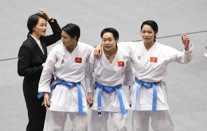 Nguyễn Ngọc Trâm và đồng đội bảo vệ thành công tấm Huy chương Vàng ASIAD. Ảnh: Bùi Lượng