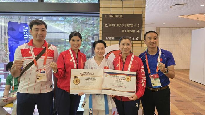 Đại tá Nguyễn Thị Thuý Thanh trao tặng phần thưởng cho Nguyễn Ngọc Trâm.