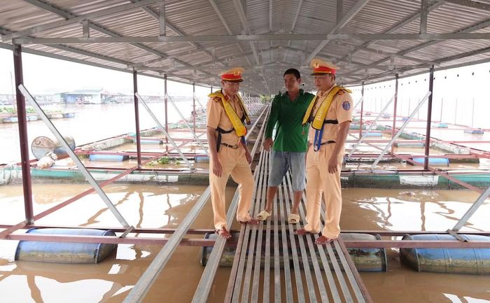 Trạm Cảnh sát đường thủy Sa Đéc tuyên truyền, nhắc nhở người dân đảm bảo an toàn giao thông.