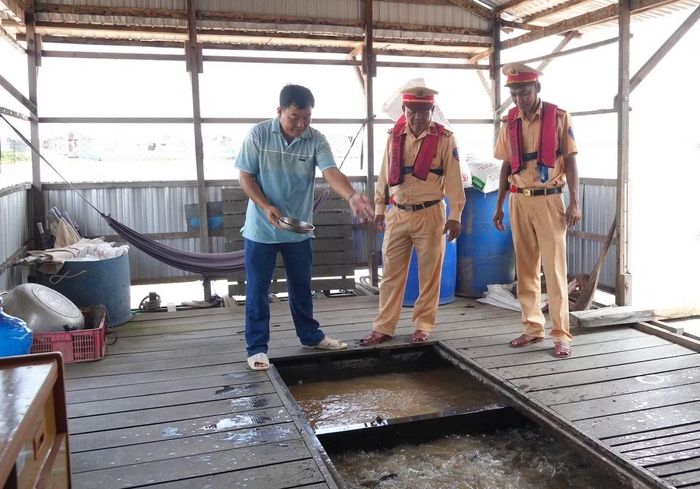 Trạm Cảnh sát đường thủy Hồng Ngự tuyên truyền, nhắc nhở hộ nuôi cá bè trên sông Tiền.