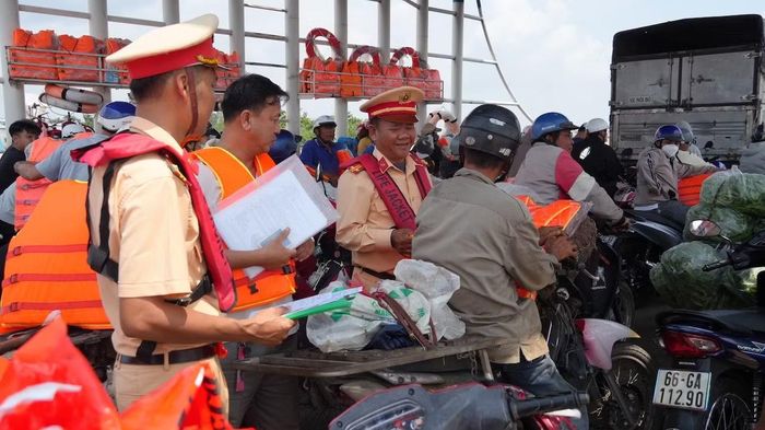 Trạm Cảnh sát đường thủy Hồng Ngự tuyên truyền, nhắc nhở hành khách mặc áo phao khi qua phà.