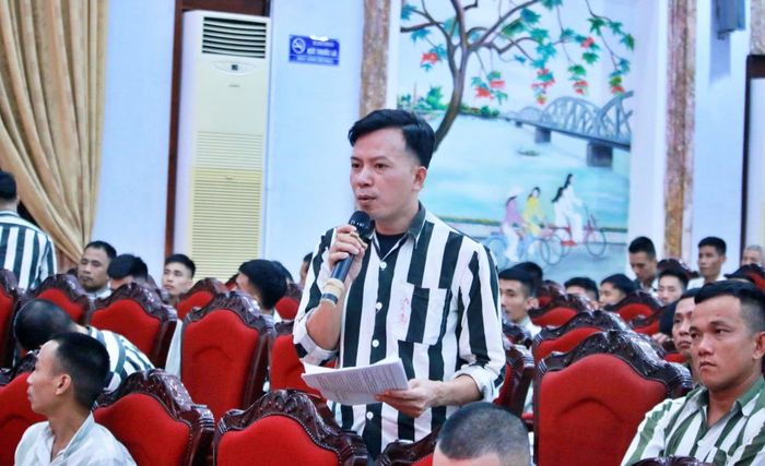 Phạm nhân đặt câu hỏi về các quy định pháp luật liên quan đến quyền, nghĩa vụ của phạm nhân.