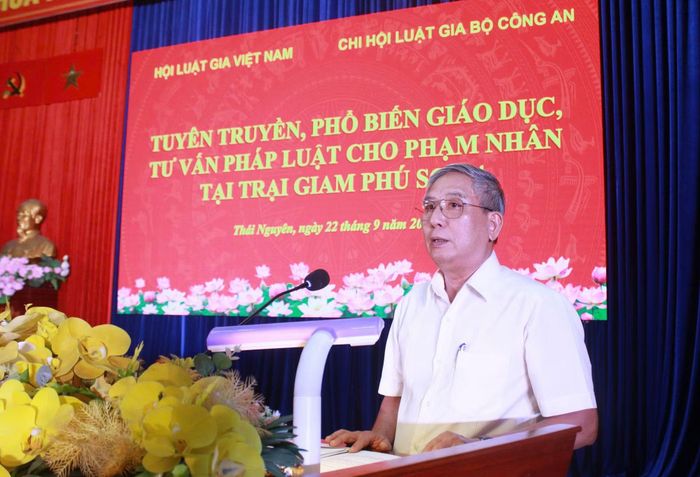 Đồng chí Dương Đình Khuyến phát biểu tại buổi tuyên truyền, phổ biến, giáo dục pháp luật, tư vấn pháp luật.