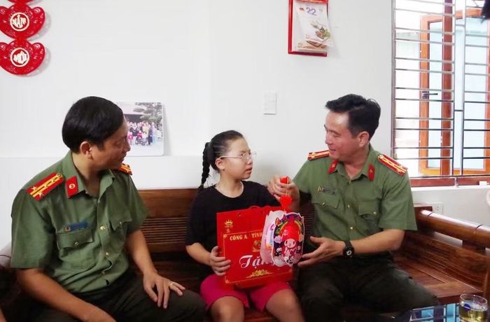 Đoàn công tác tặng quà, động viên các cháu.
