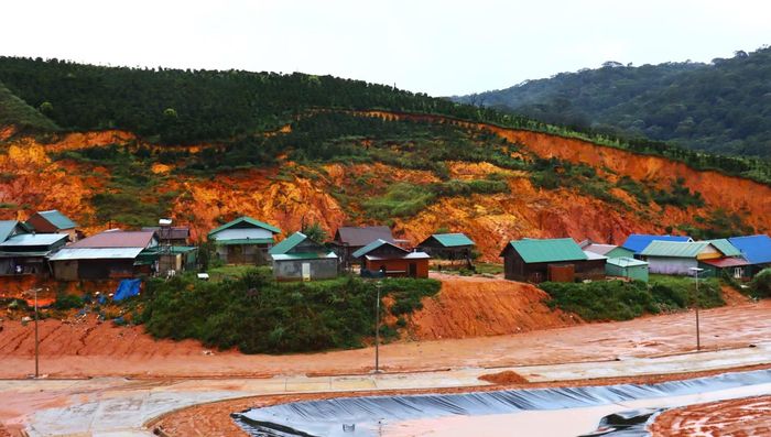 Sạt lở đất ở khu dân cư K'nớ 5.