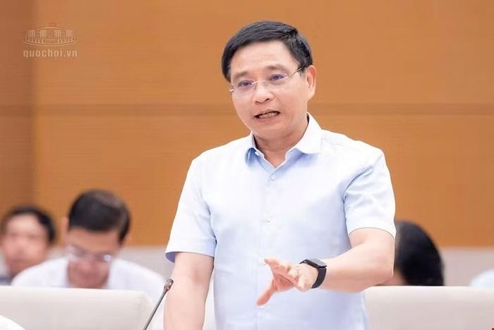 Phó Thủ tướng Chính phủ Nguyễn Văn Thắng trao đổi tại phiên họp.