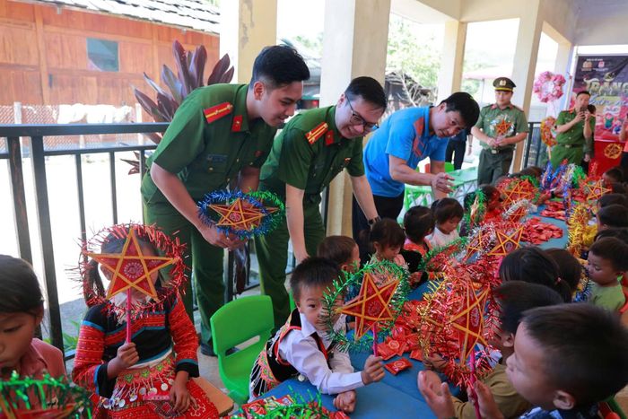 Đoàn công tác của Học viện CSND và các đơn vị đồng hành trao tặng nhiều phần quà Trung thu ý nghĩa cho học sinh xã Tà Xùa, nơi rẻo cao Tây Bắc.