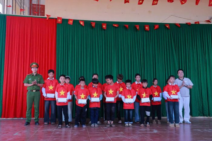 Đoàn công tác của Học viện CSND và các đơn vị đồng hành tặng 17 suất học bổng cho học sinh mồ côi có hoàn cảnh khó khăn vươn lên trong học tập.