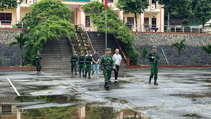 Áp giải các đối tượng về đồn biên phòng.