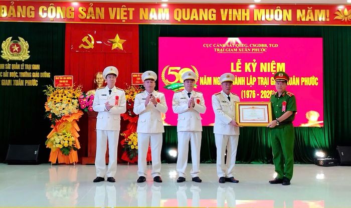 Thừa ủy quyền của Thủ tướng Chính phủ, Thiếu tướng Nguyễn Thanh Trường trao bằng khen của Thủ tướng Chính phủ tặng CBCS Trại giam Xuân Phước.