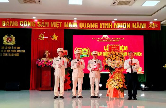 Đồng chí Y Giang Gry Niê Knơng, Phó Bí thư Tỉnh ủy, Chủ tịch Ủy ban MTTQ Việt Nam tỉnh Đắk Lắk tặng hoa chúc mừng Trại giam Xuân Phước.