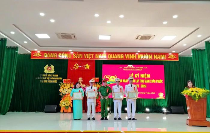 Thừa ủy quyền của Bộ trưởng Bộ Công an, Thiếu tướng Nguyễn Thanh Trường trao bằng khen của Bộ trưởng Bộ Công an tặng 3 CBCS và 1 nhân viên hợp đồng Trại giam Xuân Phước.