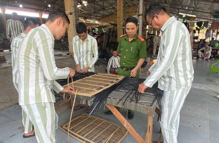 Cán bộ Trại giam Xuân Phước hướng dẫn phạm nhân học nghề thủ công mỹ nghệ.