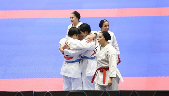 Ba nữ vận động viên Việt Nam ôm chầm lấy nhau sau khi biết kết quả thi đấu. Ảnh: Tam Ninh
