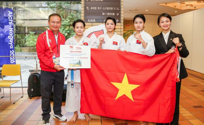 Trưởng đoàn Nguyễn Hồng Minh thưởng nóng cho Nguyễn Ngọc Trâm cùng đồng đội. Ảnh: Tam Ninh