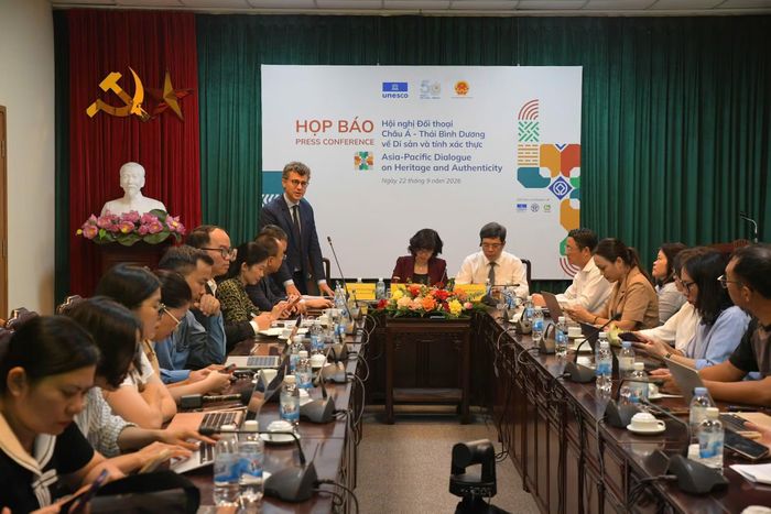Đông đảo phóng viên các cơ quan báo chí trung ương và địa phương dự họp báo.