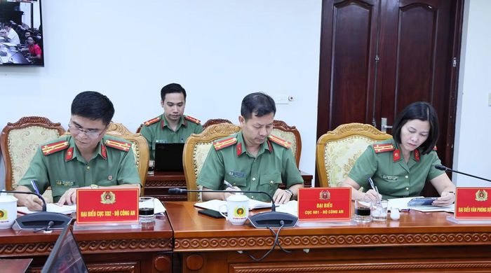Các đại biểu dự chương trình làm việc.