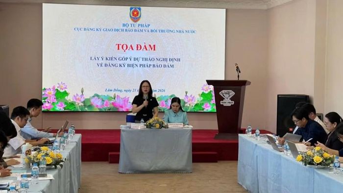 Phó Cục trưởng Cục Đăng ký giao dịch bảo đảm và Bồi thường nhà nước Nguyễn Thị Thu Hằng phát biểu tại tọa đàm.