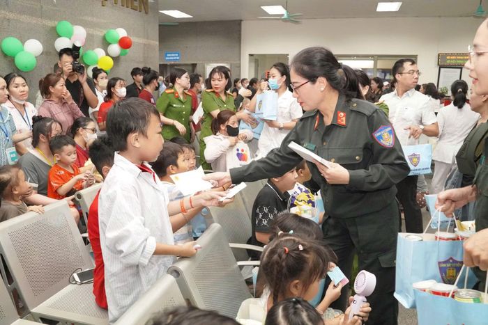 Hoạt động thăm, tặng quà các bệnh nhi ung thư.
