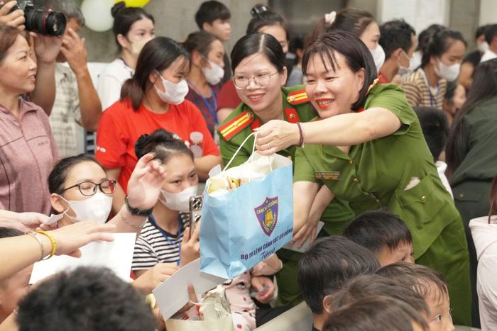 Hoạt động vui Tết Trung thu cho con em CBCS Bộ Tư lệnh CSCĐ.