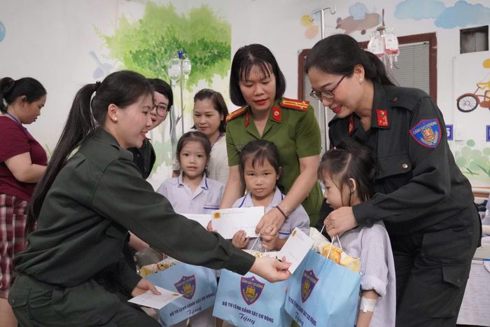Các cháu thiếu nhi vui mừng nhận quà Trung thu.