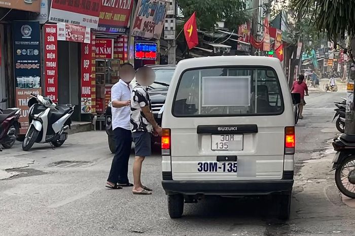 Công an dựng lại hiện trường vụ việc.
