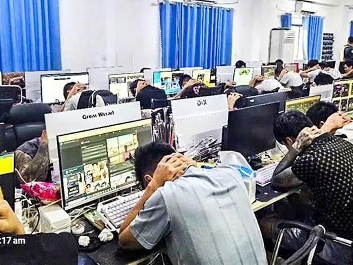 Hàng trăm điện thoại, máy tính bảng và thiết bị mạng bị thu giữ tại nơi 42 người Trung Quốc lưu trú trái quy định ở phường Hiệp Bình.